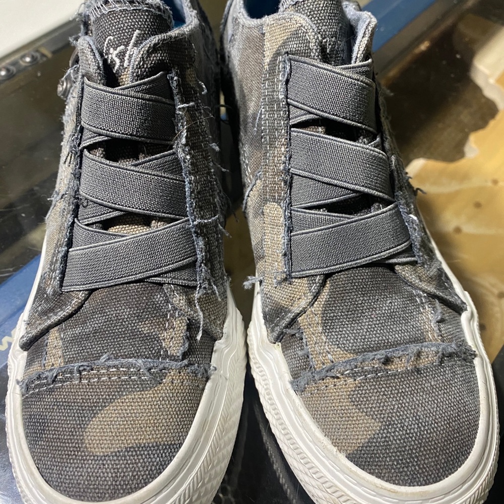 Blowfish canvas camo shoes - size 6